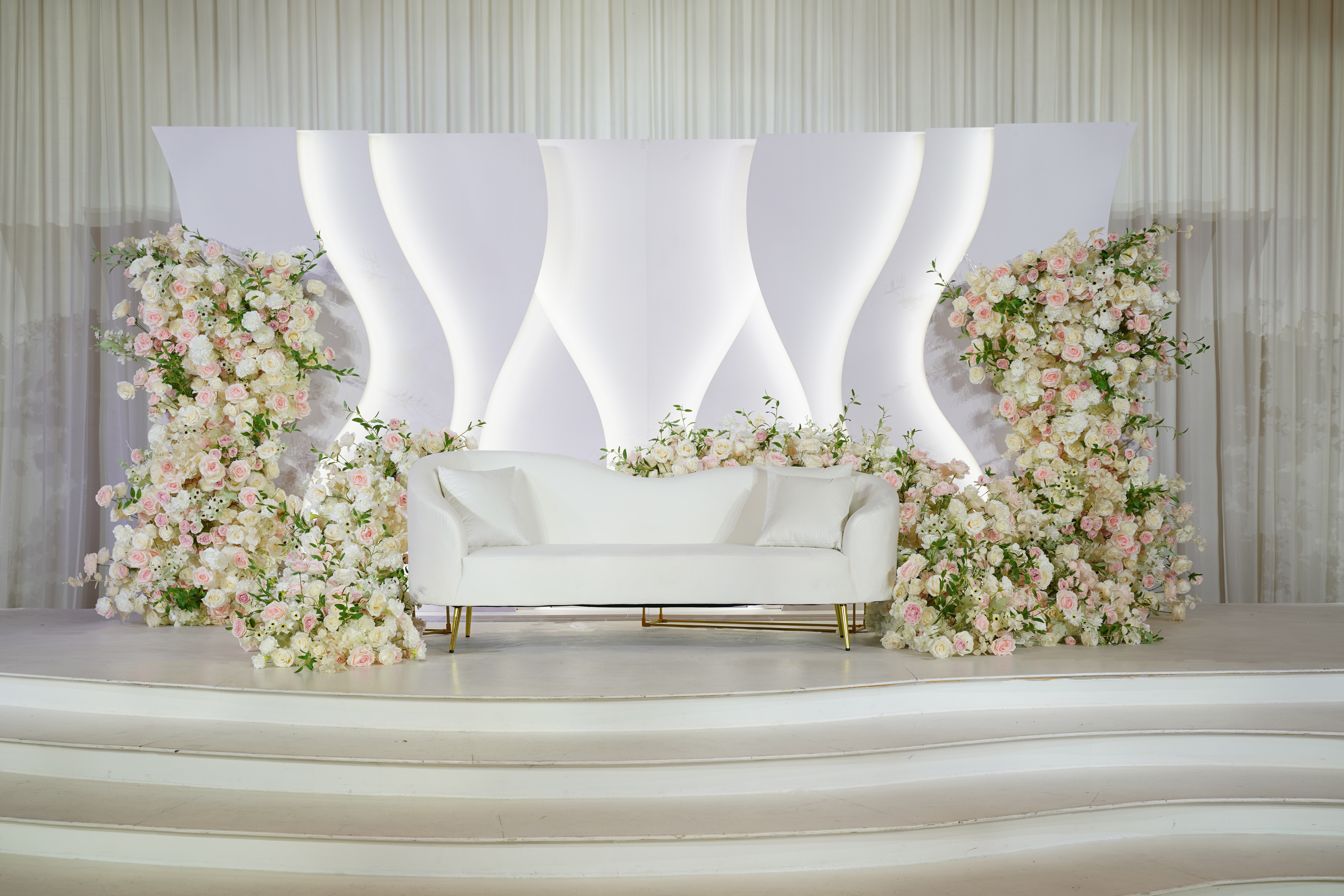 Bloom backdrop met golvende panelen en bloemwerk