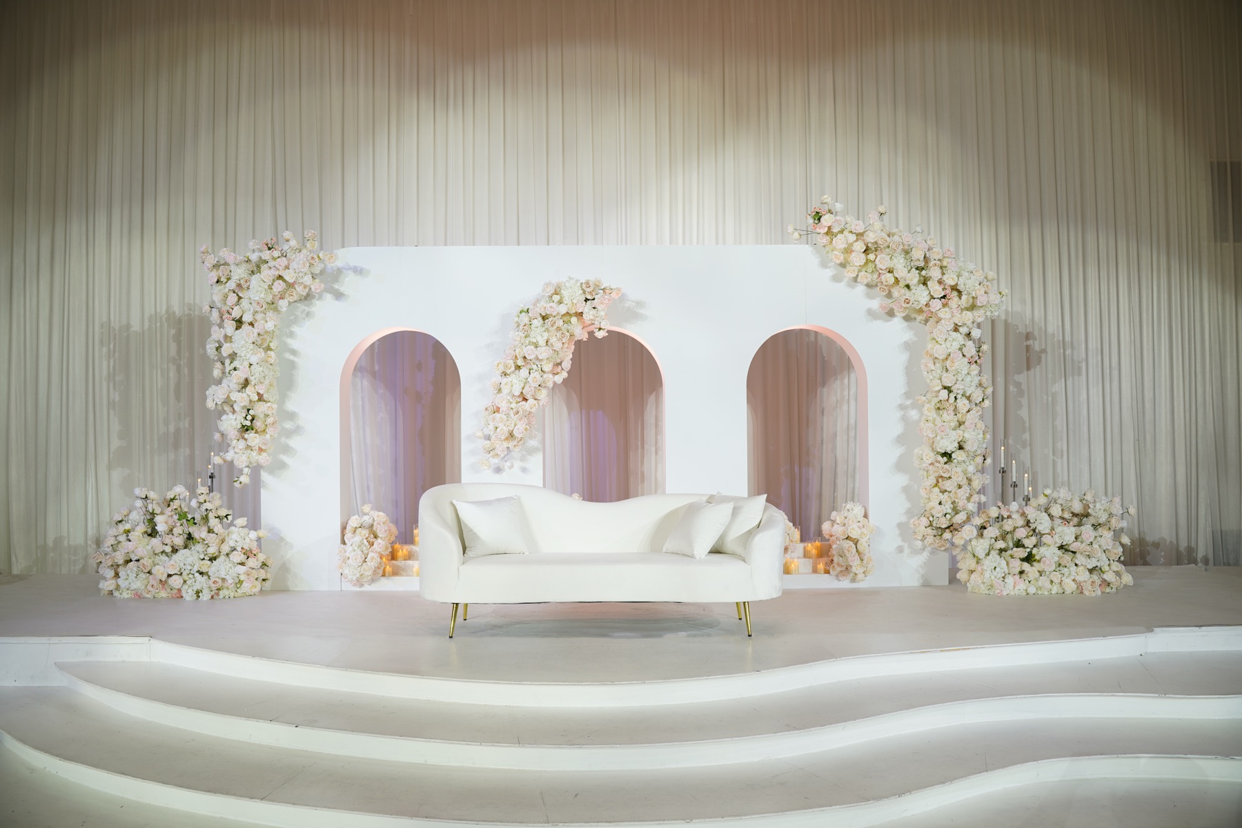 Sculpturaal backdrop met waaier en bloemwerk